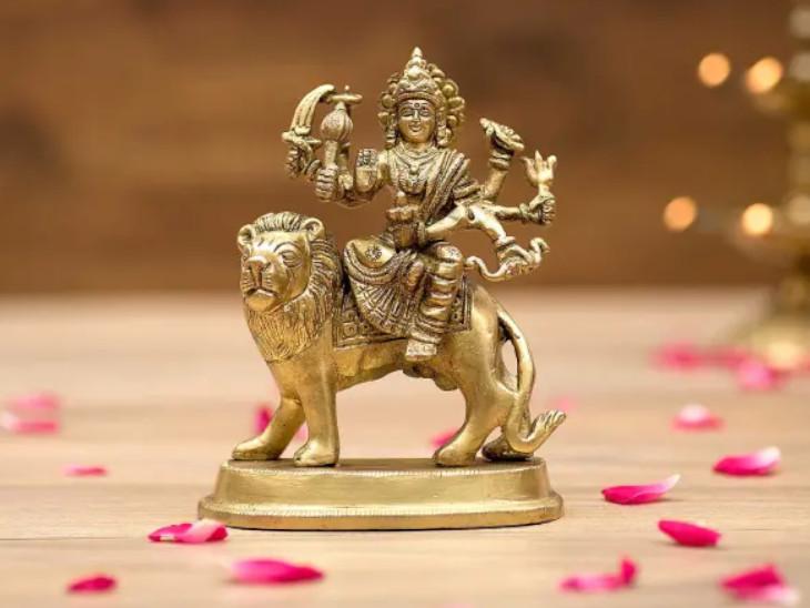 નોરતાના છેલ્લાં 3 દિવસ:સોમવારે આઠમ અને મંગળવારે નોમ તિથિ રહેશે, દેવી પૂજા પહેલાં ઘરને પવિત્ર કરવા માટે ગૌમૂત્ર છાંટવું જોઈએ