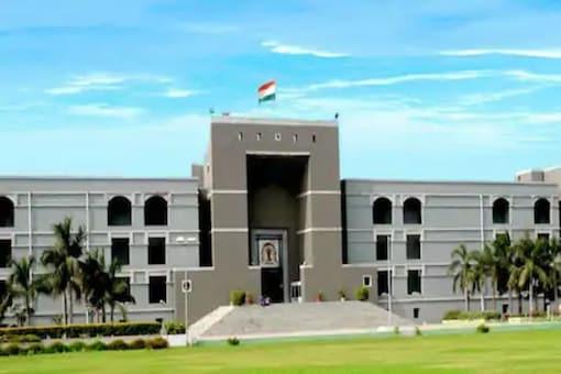 19 વર્ષના પુત્રે હાઇકોર્ટમાં કહ્યું...:‘મારી માતા 3 પુરુષ સાથે લીવ ઇનમાં છે છતાં પિતા પાસેથી 18 વર્ષથી ભરણપોષણ લે છે, એ બંધ કરાવો’