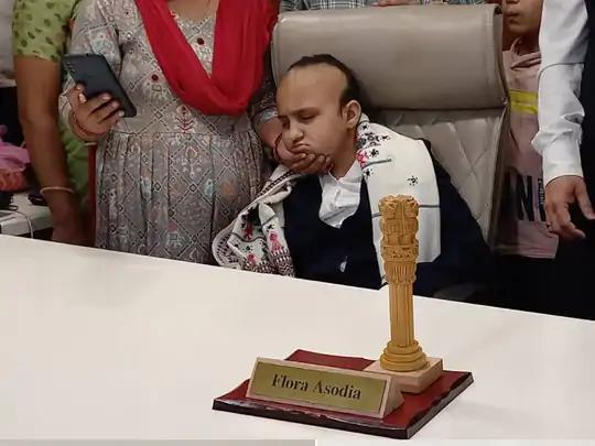 ઈચ્છા પૂર્ણ થઈ:એક દિવસ માટે અમદાવાદ કલેક્ટર તરીકે 11 વર્ષની દિકરીએ ચાર્જ સંભાળ્યો, સરકારી યોજનાના પ્રમાણપત્રોનું વિતરણ કર્યું